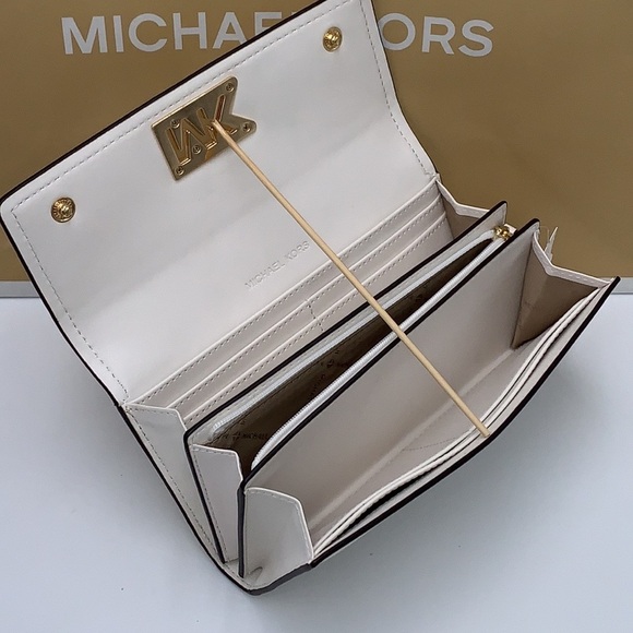 Brand New with Tag
Michael Kors Large Mimi Bifold Wallet
Color: Optic White - Picture 10 of 16